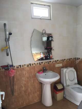 Гостевой дом Seaside Kobuleti Кобулети Трехместный номер с основными удобствами и общей ванной комнатой-2